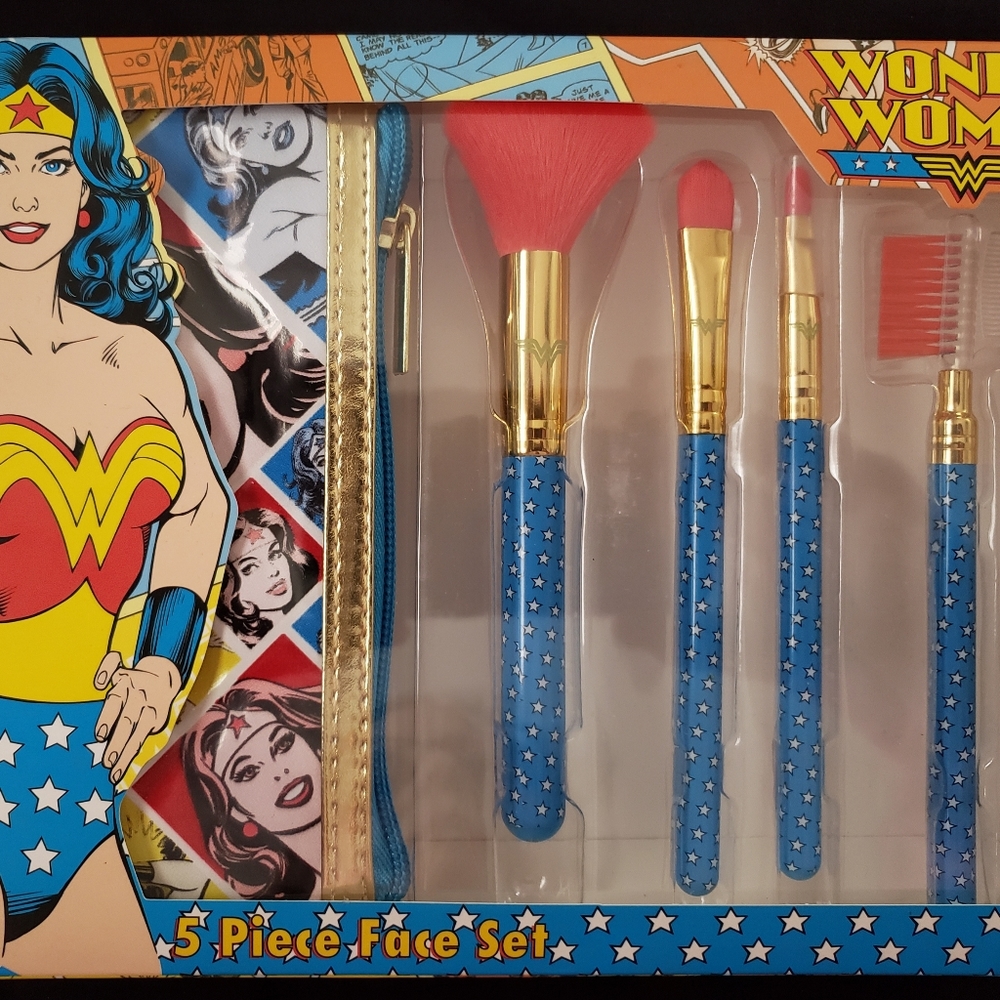 NIB Wonder Woman 5 PC Face Set